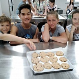 Cooking class, на котором дети научились печь традиционные американские cookies. На обеде ребята попробовали свои маленькие кулинарные шедевры)