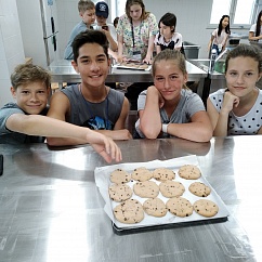 Cooking class, на котором дети научились печь традиционные американские cookies. На обеде ребята попробовали свои маленькие кулинарные шедевры